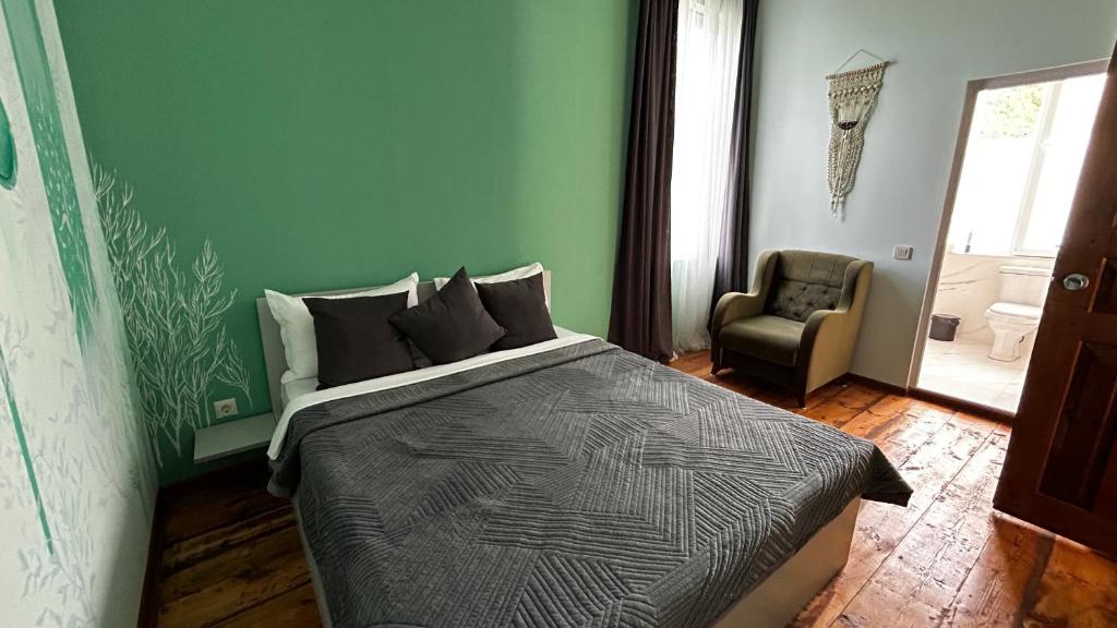Postel nebo postele na pokoji v ubytování Green bunny ArtHouse