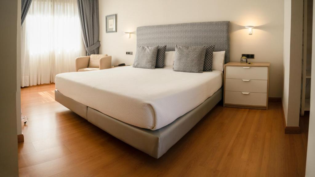 Posteľ alebo postele v izbe v ubytovaní Hotel Sercotel Tres Luces