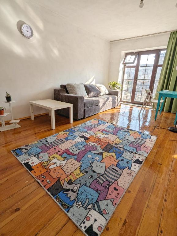 Una sala de estar con una alfombra en el suelo. en Eco loft, en Bishkek