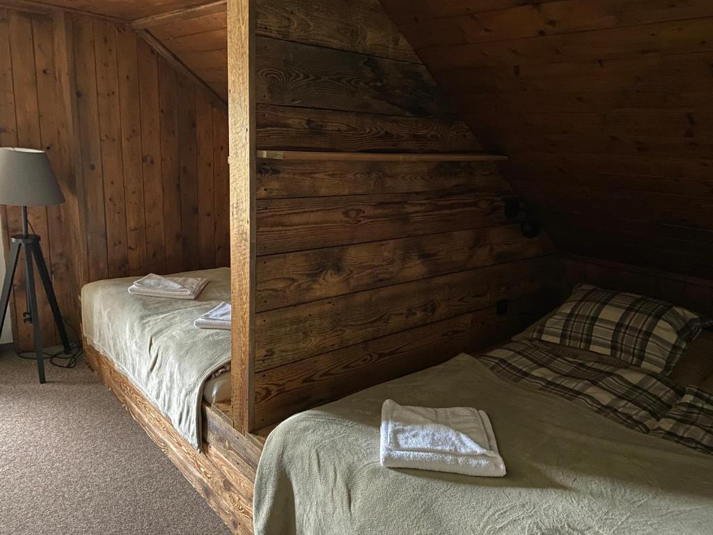 Postel nebo postele na pokoji v ubytování Bouda Šestidomí