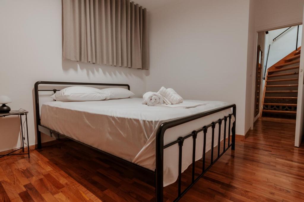 Postel nebo postele na pokoji v ubytování Clocktower Nafplio Suite