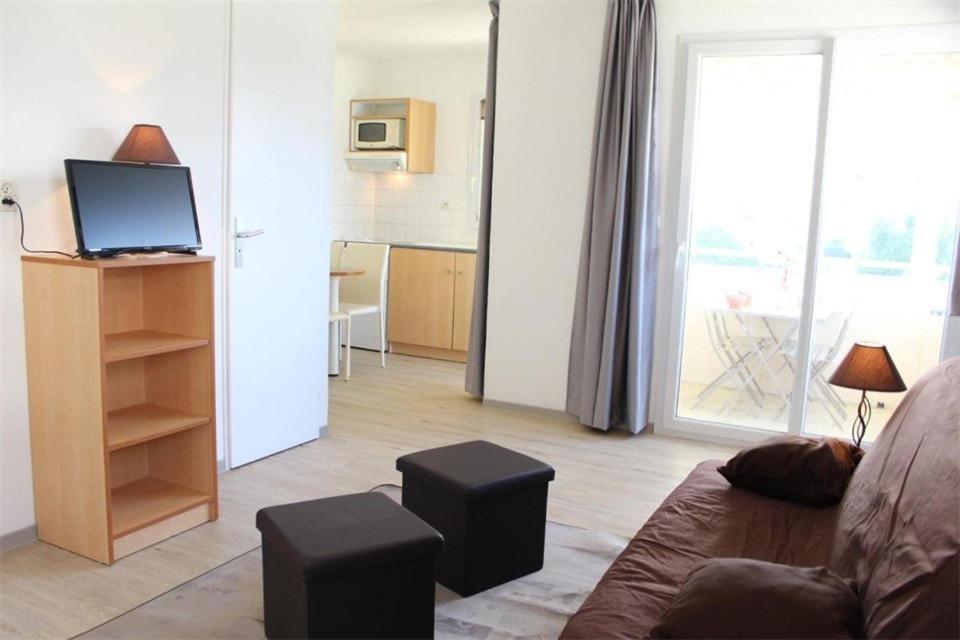 un salon avec un canapé et une télévision dans l'établissement Appt 2 pièces LA ROCHELLE - LR030-E111Z, à La Rochelle