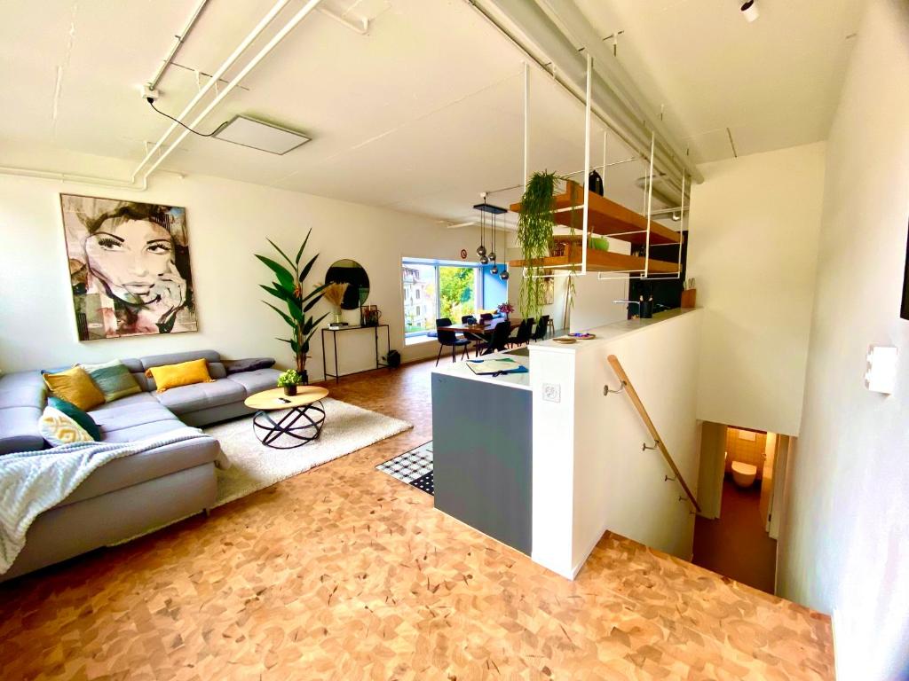 Posezení v ubytování 120m2 modern 3-Bedroom Loft in Zürich