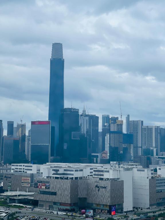 Γενική άποψη της πόλης Κουάλα Λουμπούρ ή θέα της πόλης από  αυτό το δωμάτιο σε οικογενειακή κατοικία