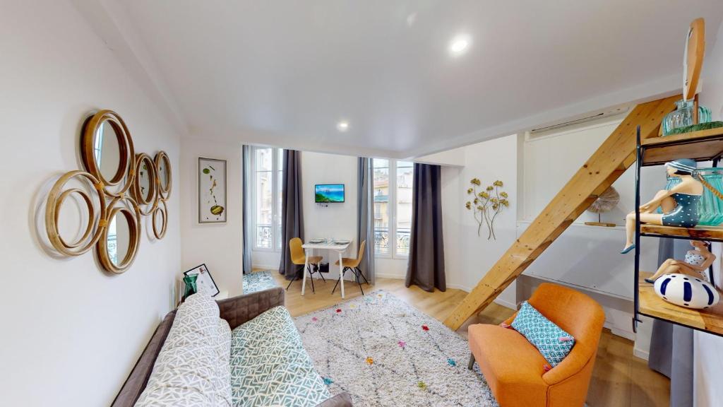 un salon avec un canapé et un escalier dans l'établissement Joli studio centre-ville Nice proche de la gare, à Nice
