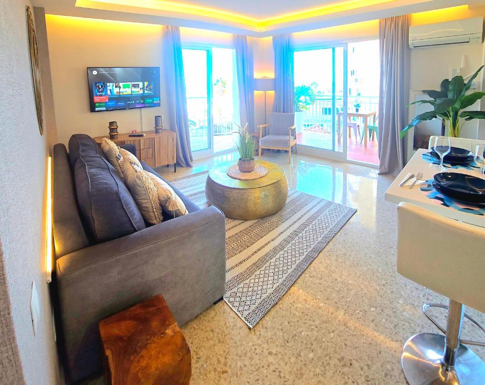 TV a/nebo společenská místnost v ubytování Seaview Retreat Torremolinos City Center, with pool and amazing views BY NAMASTE ELITE