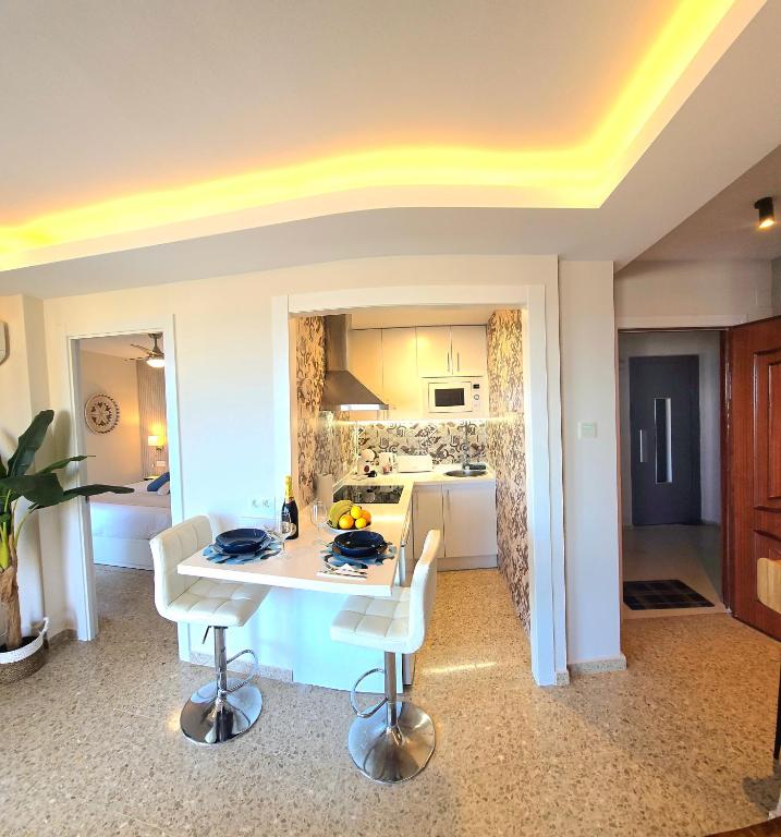 Kuchyň nebo kuchyňský kout v ubytování Seaview Retreat Torremolinos City Center, with pool and amazing views BY NAMASTE ELITE