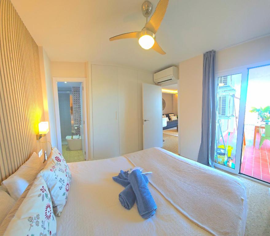 Postel nebo postele na pokoji v ubytování Seaview Retreat Torremolinos City Center, with pool and amazing views BY NAMASTE ELITE