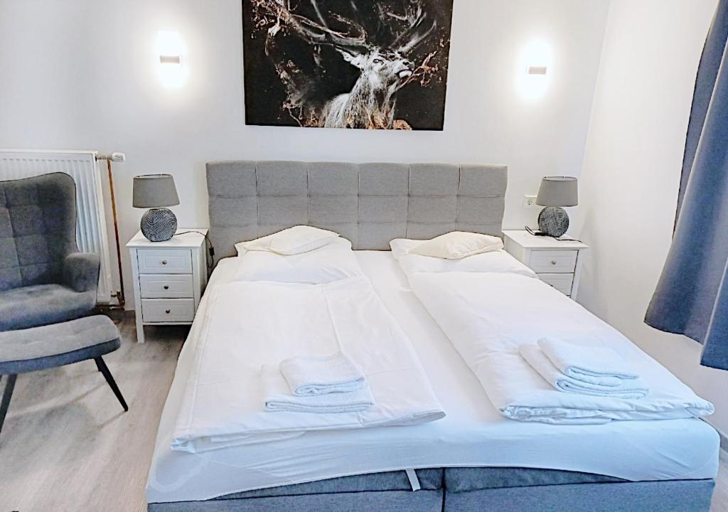 Postel nebo postele na pokoji v ubytování REGIOHOTEL Wittekind Burg