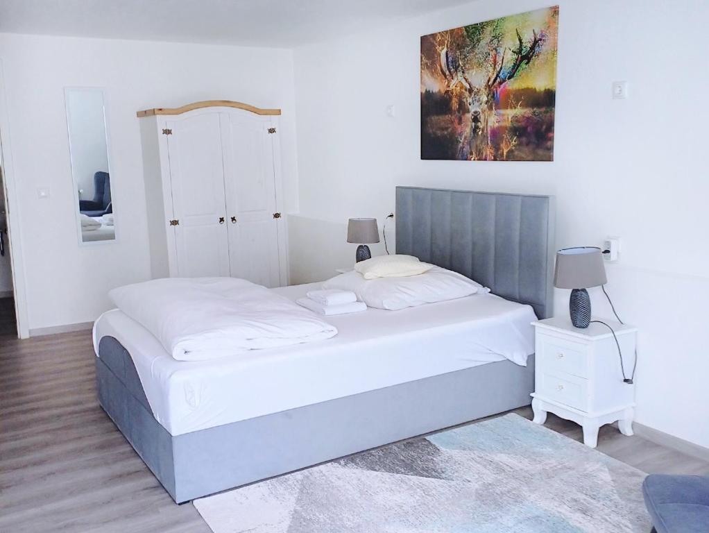 Postel nebo postele na pokoji v ubytování REGIOHOTEL Wittekind Burg