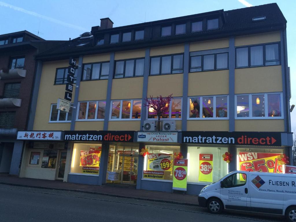 un coche blanco estacionado frente a un edificio en Hotel Adler, en Grenzach-Wyhlen