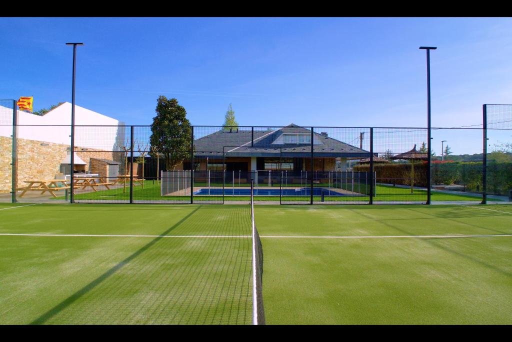 Una cancha de tenis con una red en la cancha en Can Forcadell, en Girona