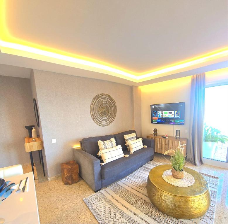 TV a/nebo společenská místnost v ubytování Seaview Retreat Torremolinos City Center, with pool and amazing views BY NAMASTE ELITE
