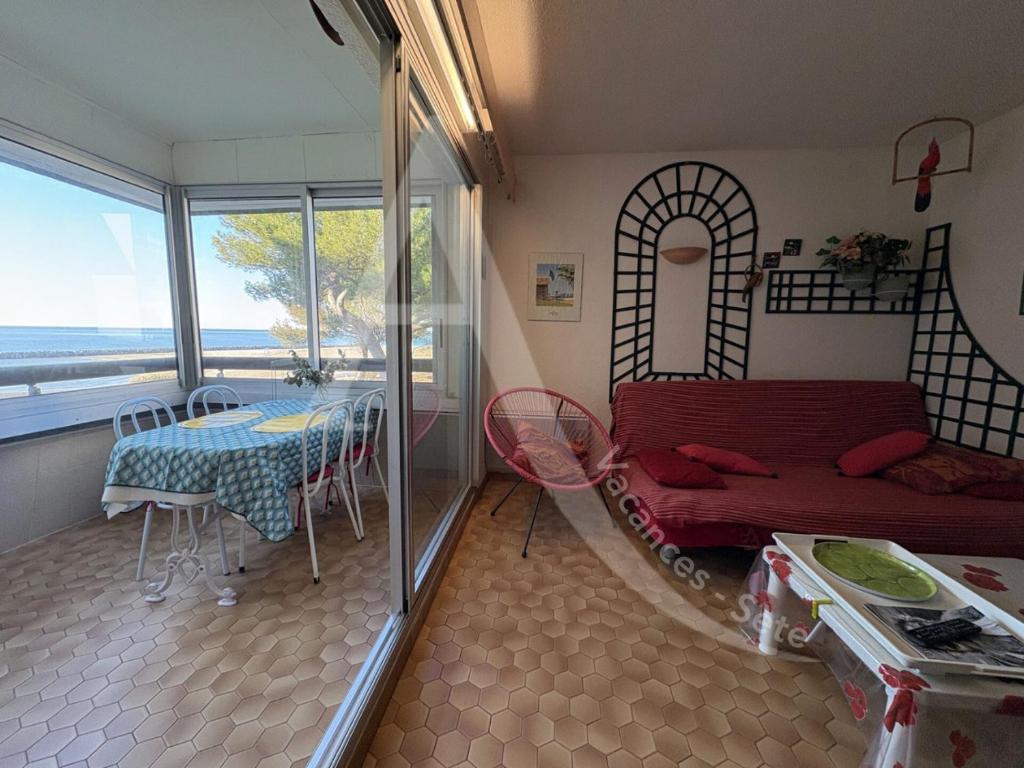 un salon avec un canapé et une table dans l'établissement T2 PARKING ACCES DIRECT AUX PLAGES, à Sète