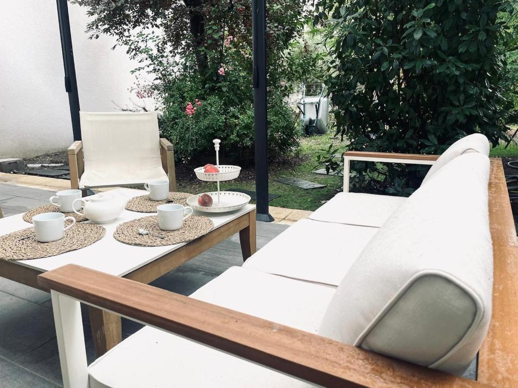 une table et des chaises assises sur une terrasse dans l'établissement Casa Regina - Spacieux appartement près de la Sorgue, à LʼIsle-sur-la-Sorgue