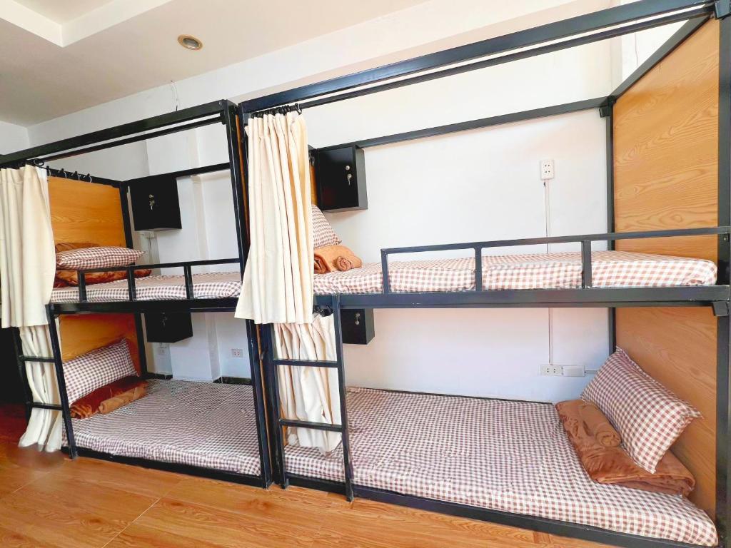 Postel nebo postele na pokoji v ubytování Hanoi Station Budget Backpackers - LushStay