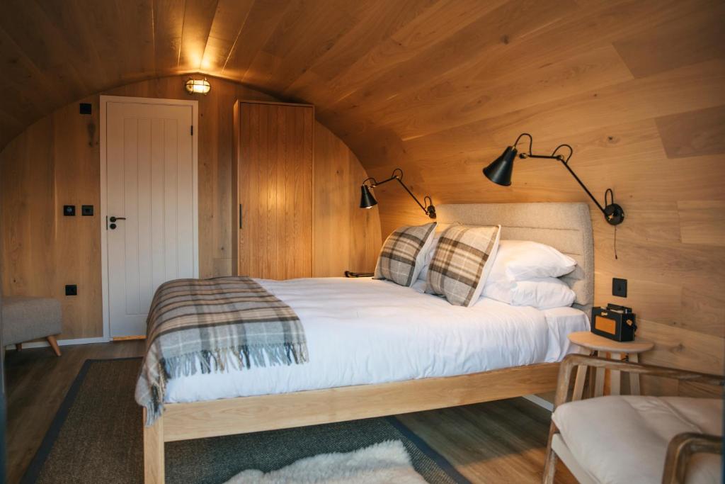 Uma cama ou camas num quarto em Bracken Hide Hotel
