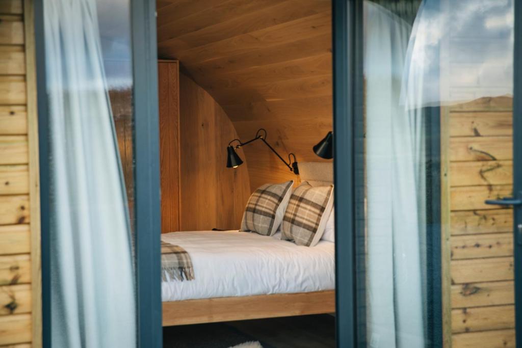 Uma cama ou camas num quarto em Bracken Hide Hotel
