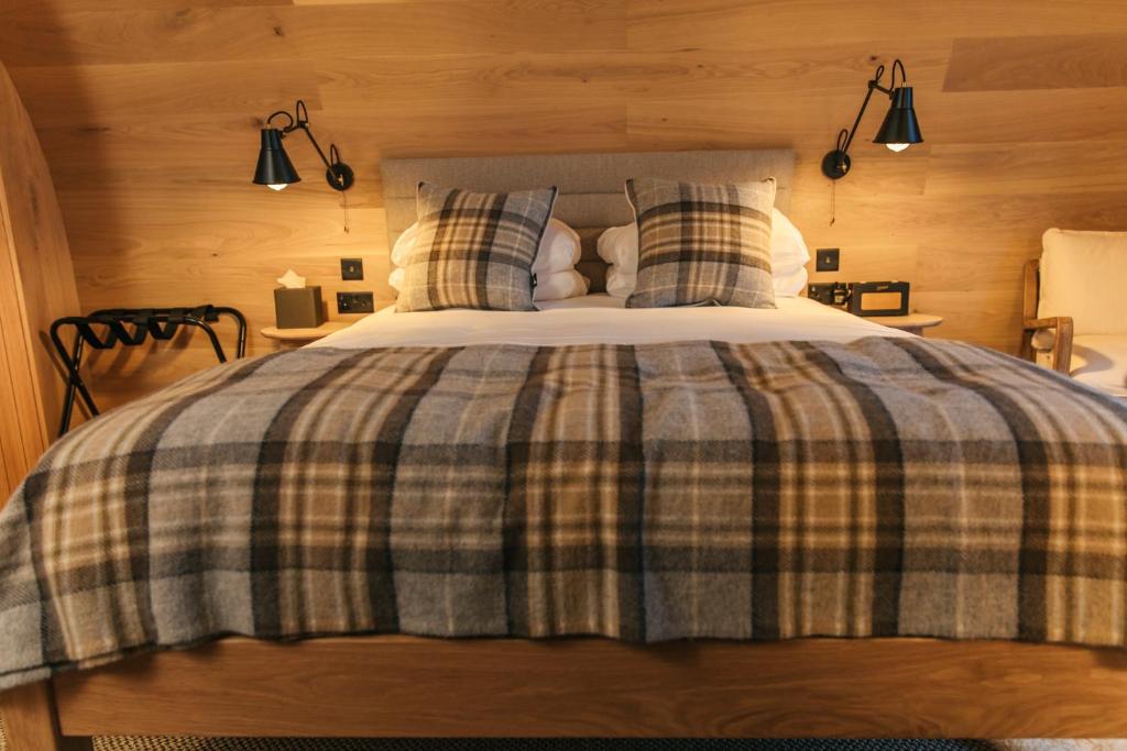 Uma cama ou camas num quarto em Bracken Hide Hotel