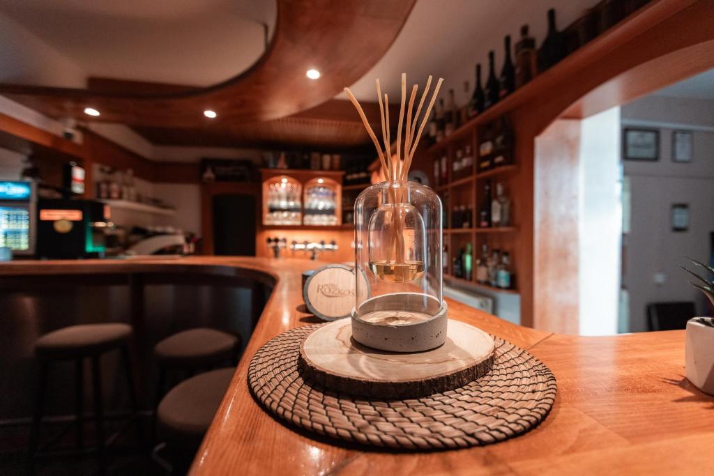 Příslušenství pro přípravu čaje a kávy v ubytování Hotel Rozkoš