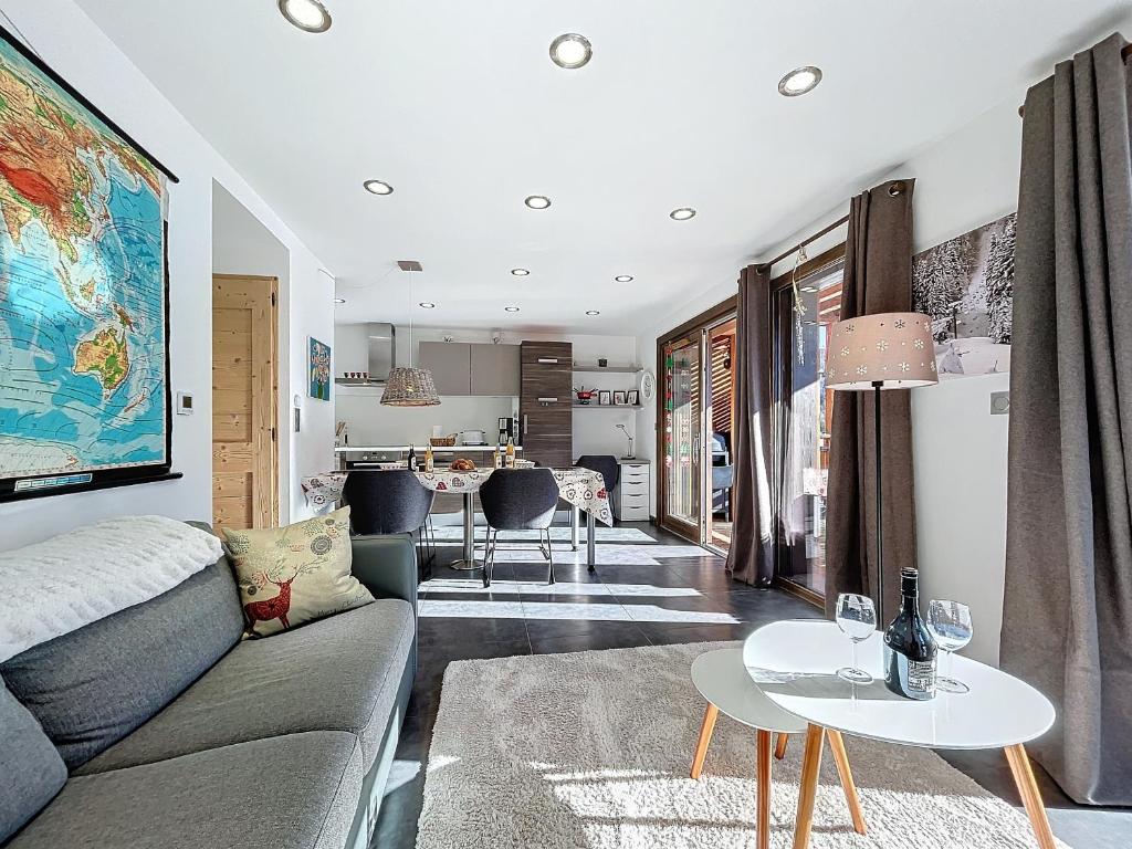 un salon avec un canapé et une table dans l'établissement Kotibe- Les Gets - Les Perrieres, aux Gets