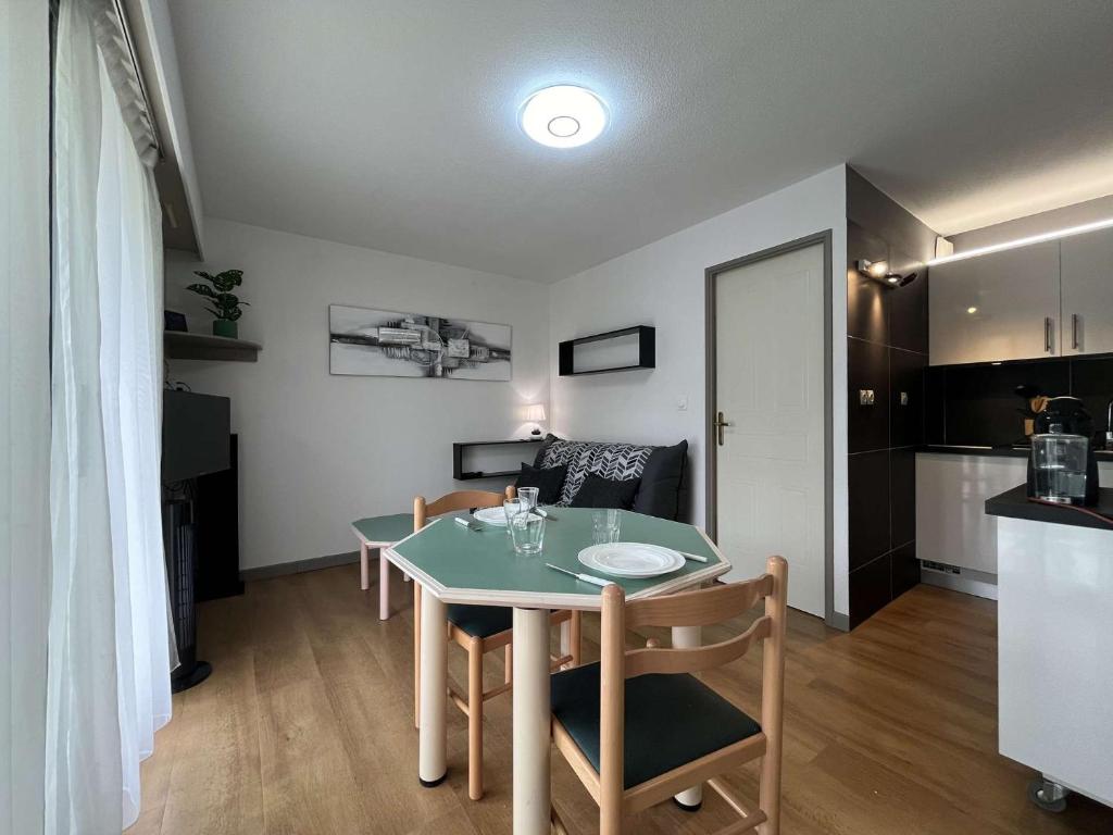 une cuisine et une salle à manger avec une table et des chaises dans l'établissement Appt 1 pièce bis LA ROCHELLE - LR020-229, à La Rochelle