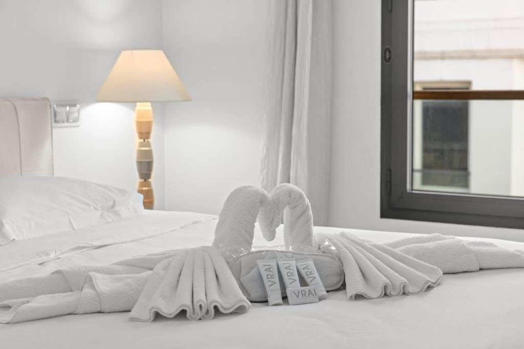 - une personne dormant sur un lit et des serviettes dans l'établissement Cannes Croisette 2 bedrooms - 7C3, à Cannes