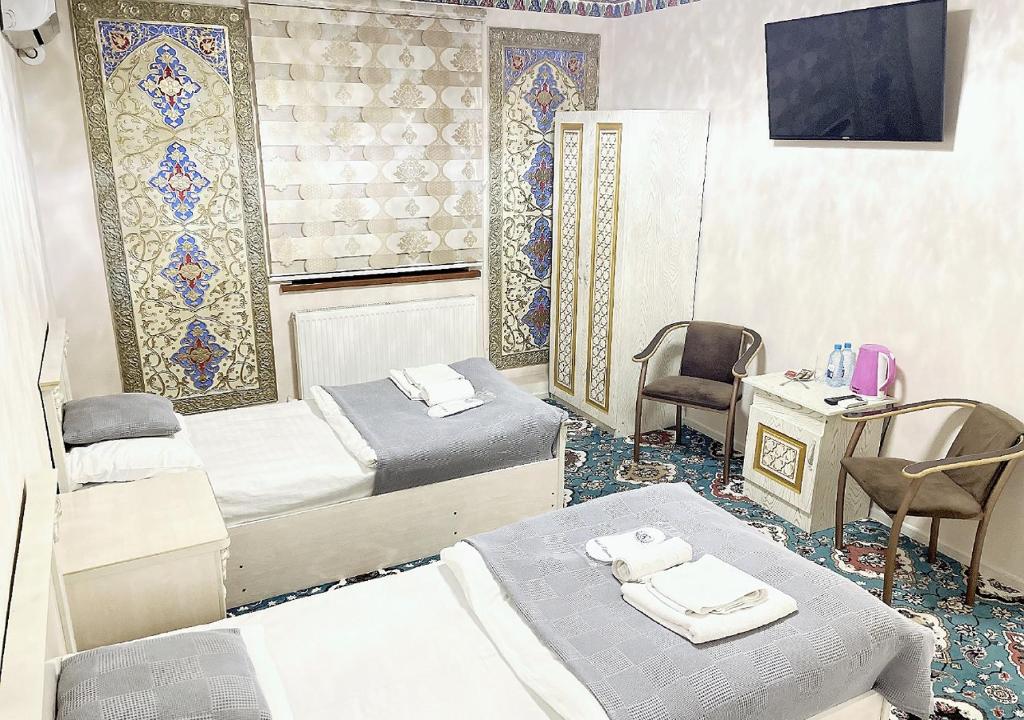 FAXRIDDIN OLD TOWN Hotel tesisinde bir odada yatak veya yataklar