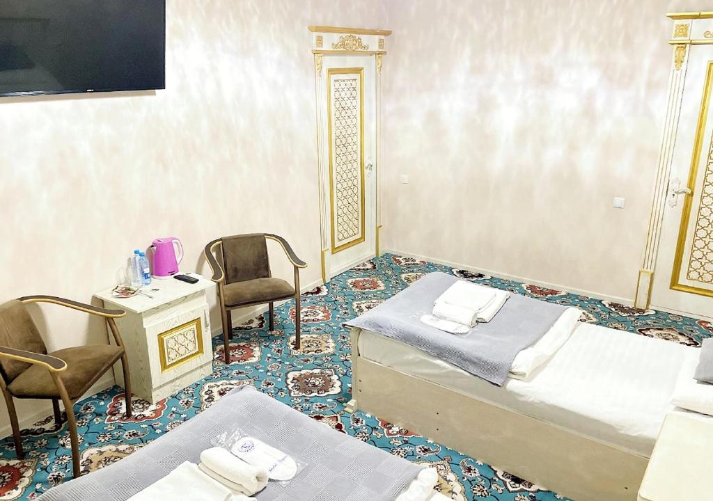 FAXRIDDIN OLD TOWN Hotel tesisinde bir odada yatak veya yataklar