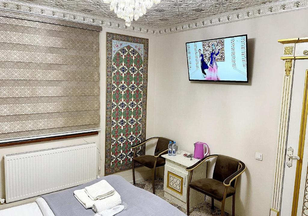 FAXRIDDIN OLD TOWN Hotel tesisinde bir televizyon ve/veya eğlence merkezi