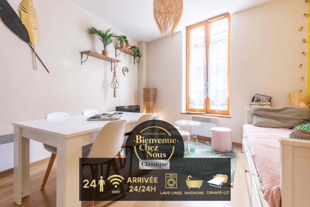 un petit appartement avec une table et un panneau à l'étage dans l'établissement Centre ville 24 couchages Marmontel, à Clermont-Ferrand
