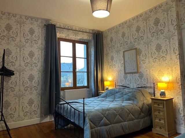 Ένα ή περισσότερα κρεβάτια σε δωμάτιο στο Belle maison de ville au centre de Luchon, à 200m des Télécabines !