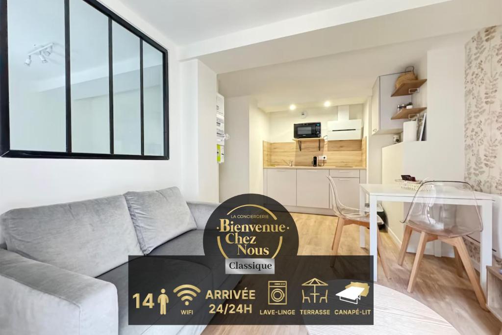 - un salon avec un panneau indiquant l'élégance dans l'établissement Escapade Confortable à Riom - 14 Couchages!, à Riom