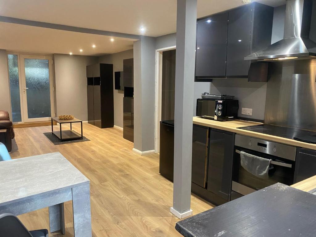 イーストボーンにあるBasement Flat in the town centre!のテーブルとカウンタートップのあるキッチン