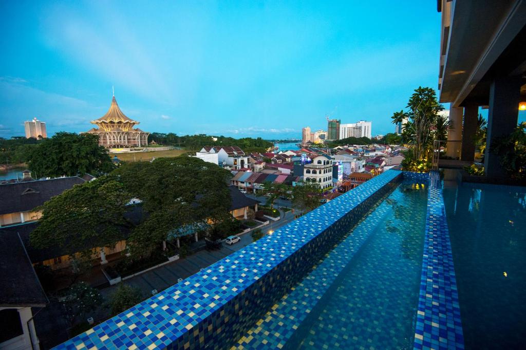 Bazén v ubytování The Waterfront Hotel Kuching nebo v jeho okolí