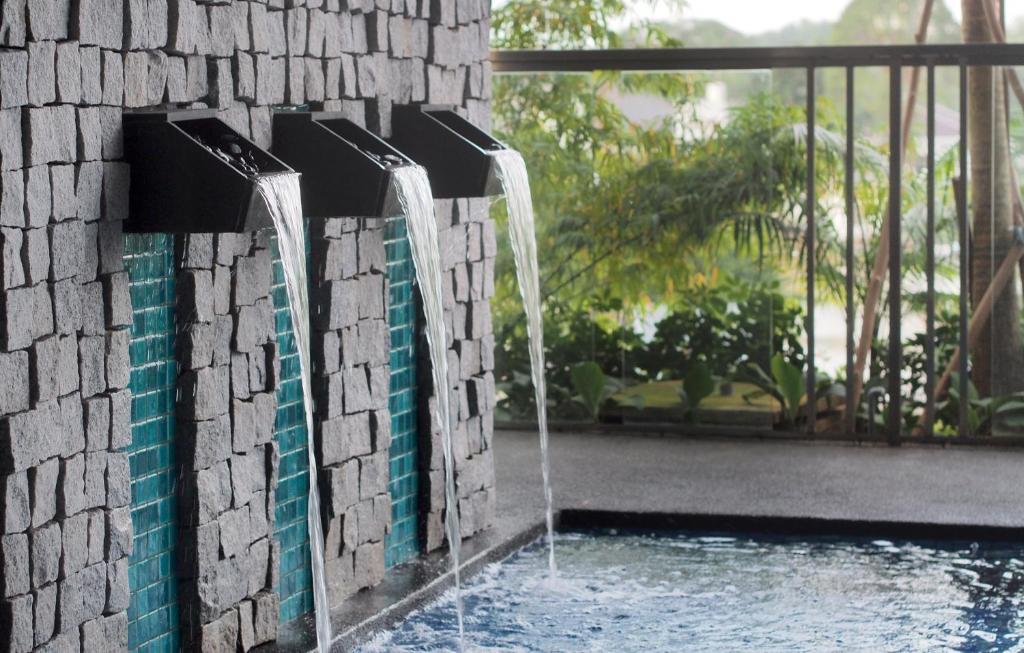 Bazén v ubytování The Waterfront Hotel Kuching nebo v jeho okolí