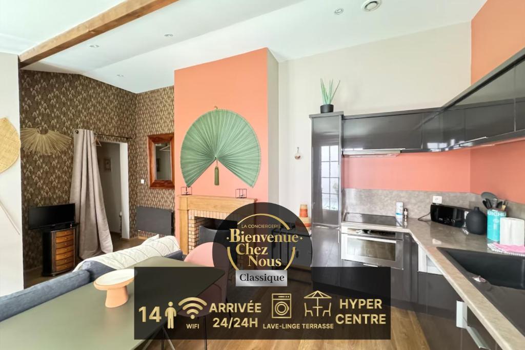 une cuisine et un salon avec un panneau qui lit hermitegeegee maman dans l'établissement Maison Évasion Vichy14 couchages, à Vichy