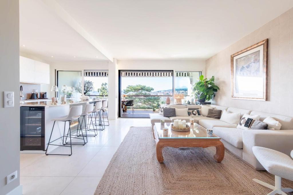 Luxury 2-Br Apartment with Sea View Cannes