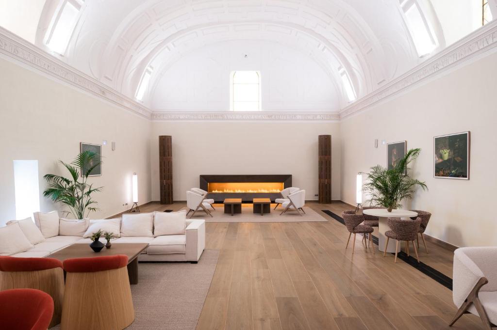 sala de estar con muebles blancos y chimenea en Castilla Termal Olmedo, en Olmedo