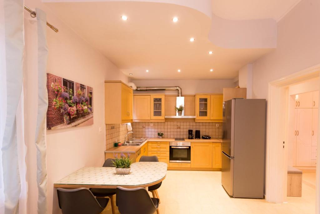 Kuchyň nebo kuchyňský kout v ubytování Eleni Apartments