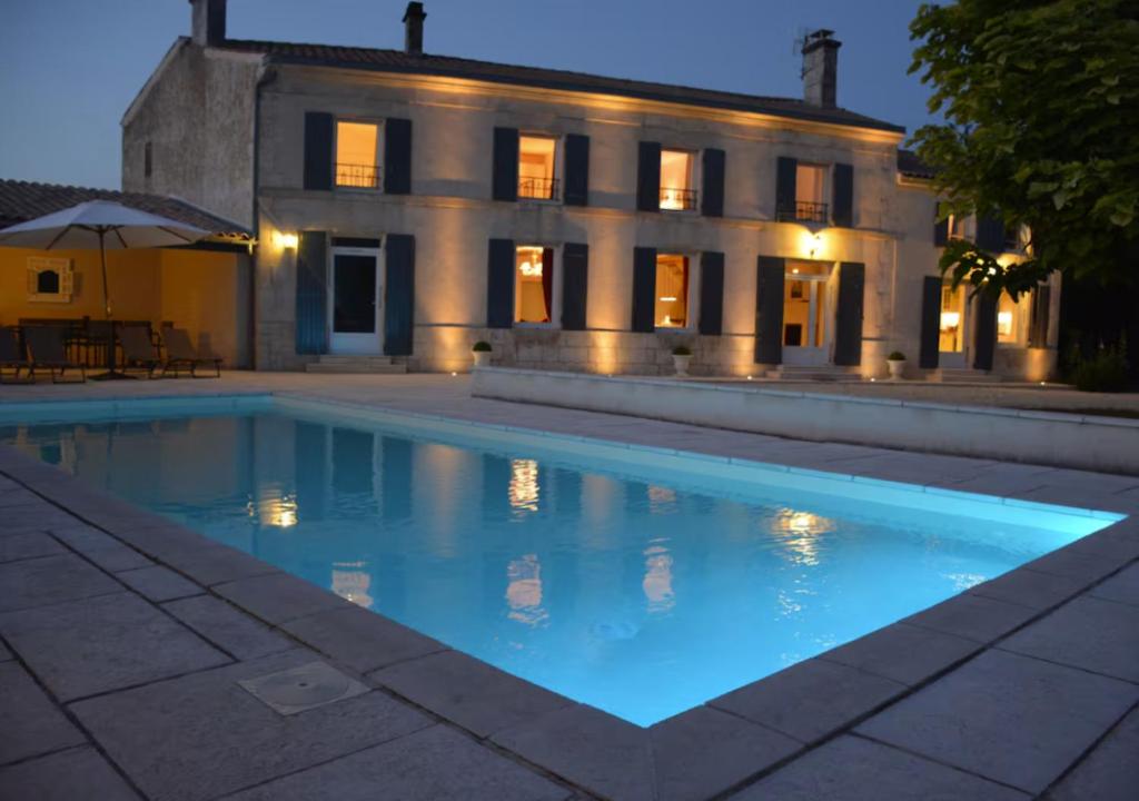 Bazén v ubytování Magnifique Villa Charentaise avec Piscine & Beau Jardin - Moderne & Confort - Wifi gratuit nebo v jeho okolí