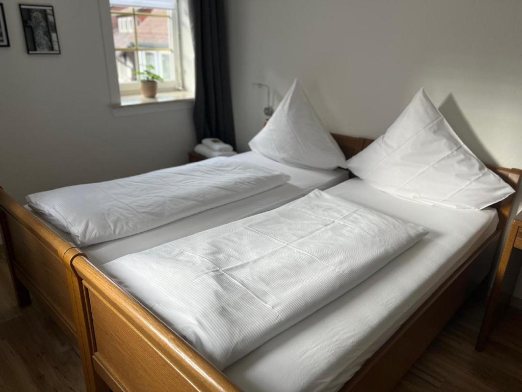 Postel nebo postele na pokoji v ubytování Bierstadt-Hotel
