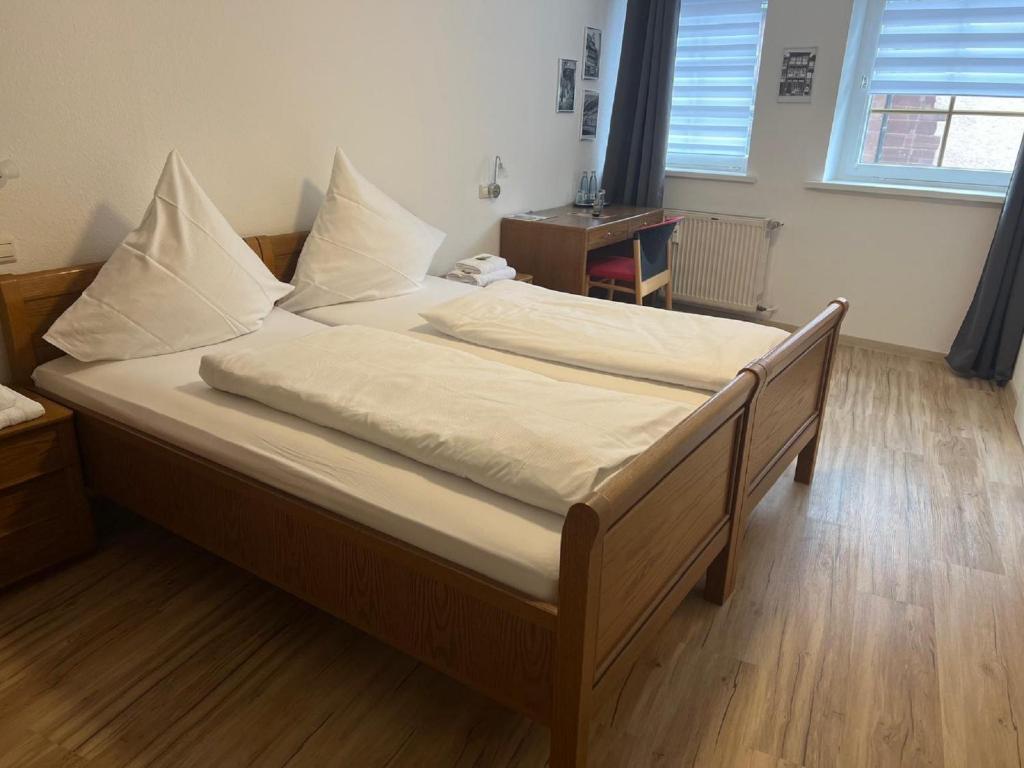 Postel nebo postele na pokoji v ubytování Bierstadt-Hotel