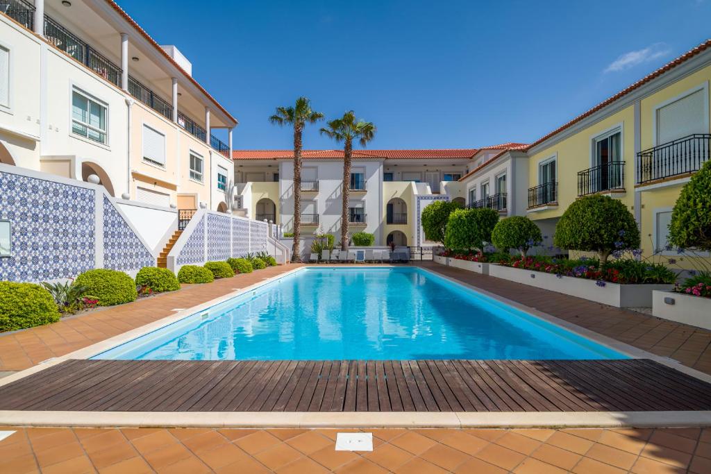 a swimming pool in a courtyard of a building at Praia D'el Rey A1 - Golf & Beach in Óbidos