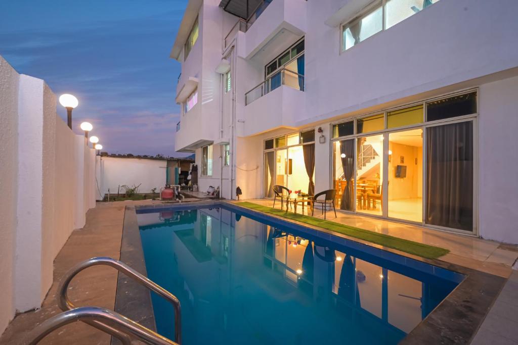 Πισίνα στο ή κοντά στο ll EMPYREAN STAY ll 6BHK ll BRAMHA PALACE ll AC ll POOL ll