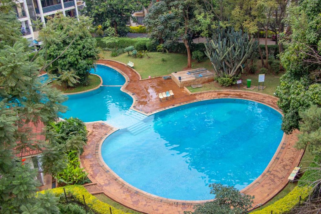 Una vista aérea de una piscina en un complejo turístico. en Jacaranda Gardens Furnished Apartments, en Nairobi