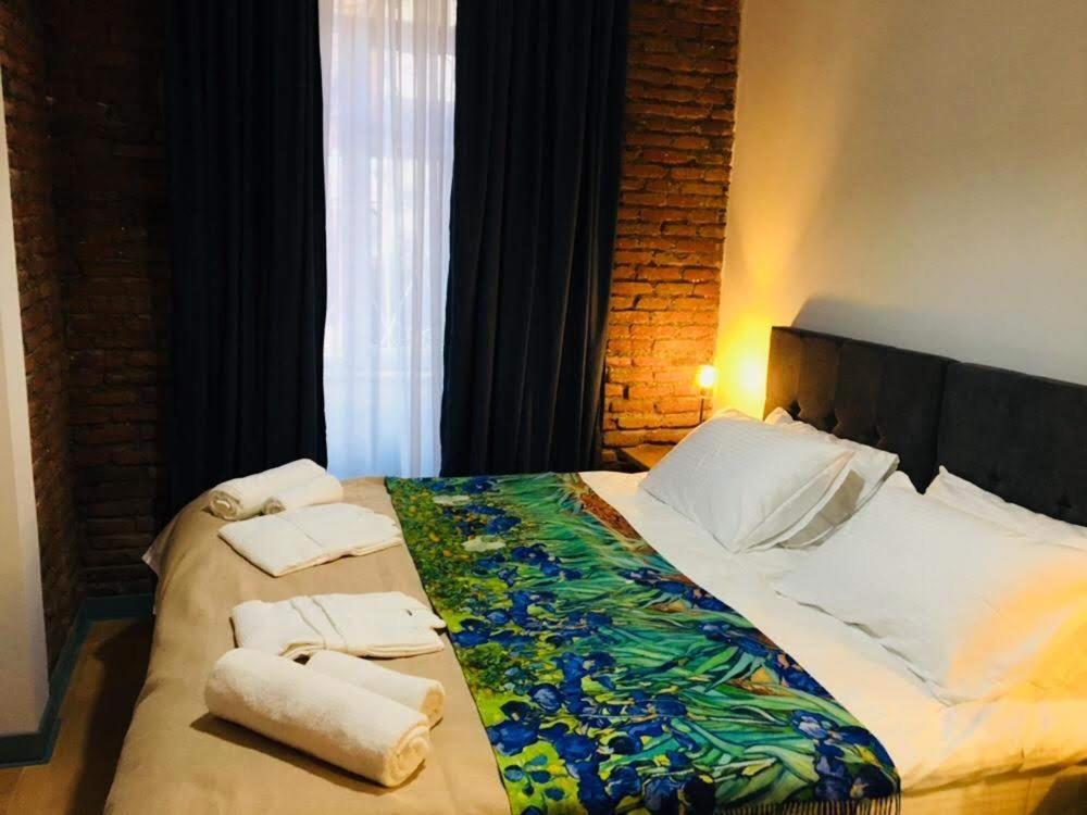 Postel nebo postele na pokoji v ubytování Ethnograph Hotel old Tbilisi