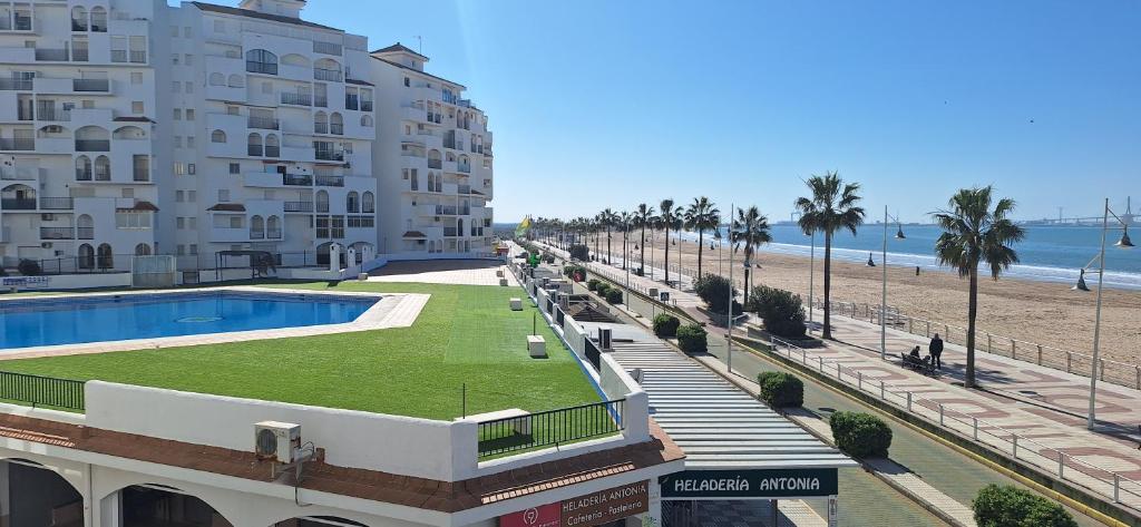 Bazén v ubytování TU DENSCANSO EN VALDELAGRANA FRENTE AL MAR nebo v jeho okolí