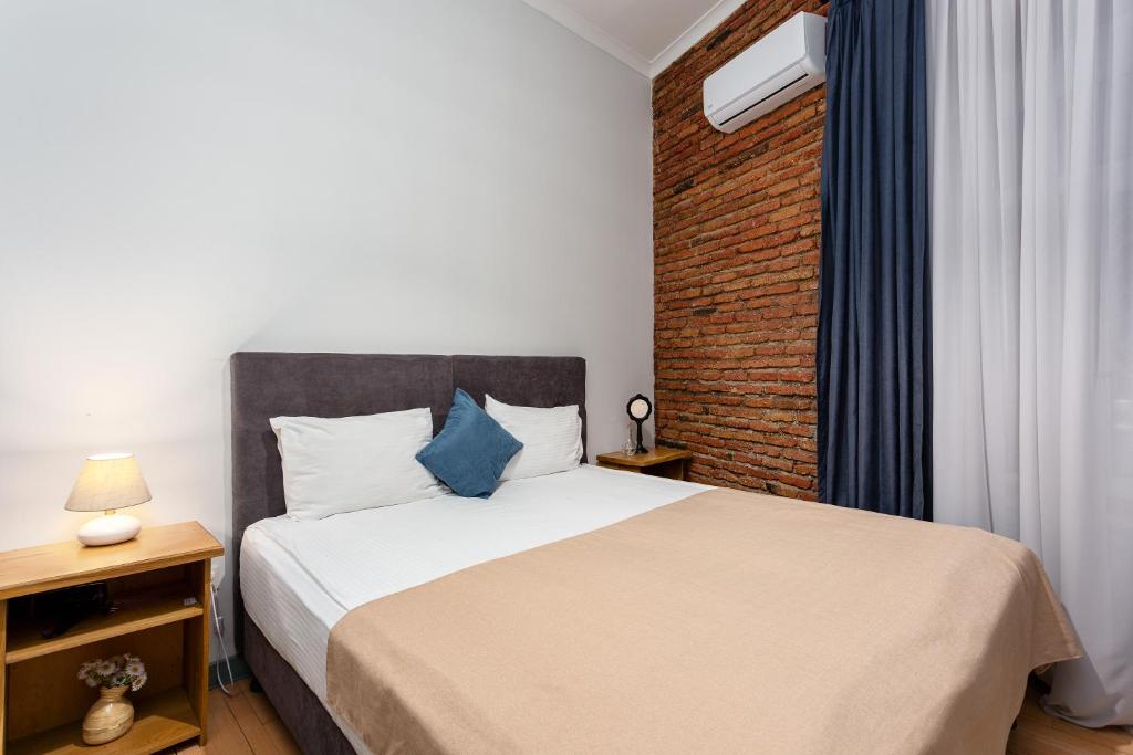 Postel nebo postele na pokoji v ubytování Ethnograph Hotel old Tbilisi