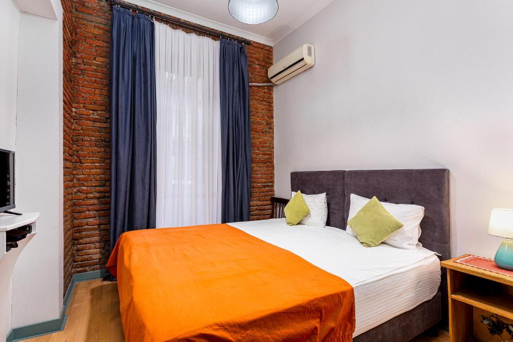 Postel nebo postele na pokoji v ubytování Ethnograph Hotel old Tbilisi